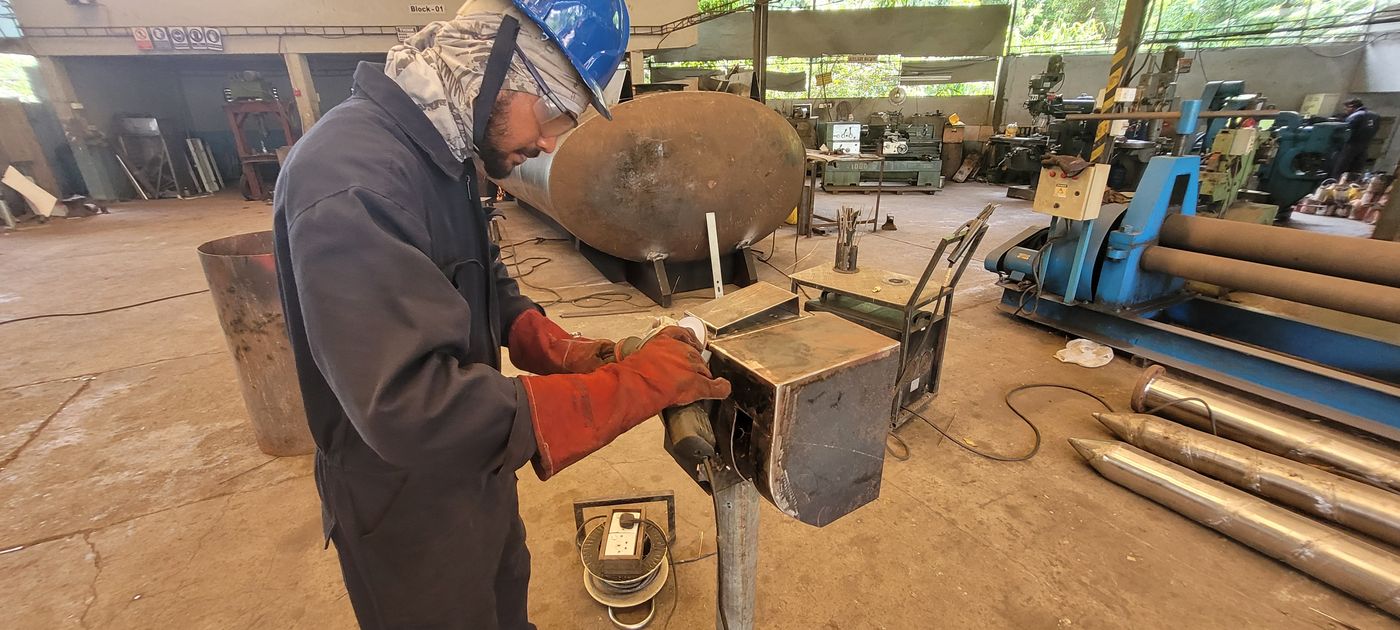 A fabricator at work in the Giriulla workshop