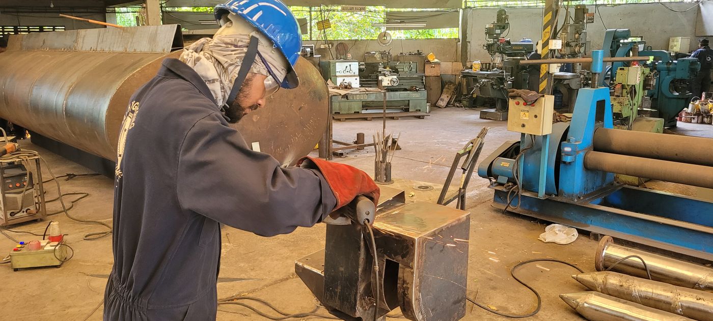 In the Giriulla workshop: lathes, a plate roller and a fabricator at work